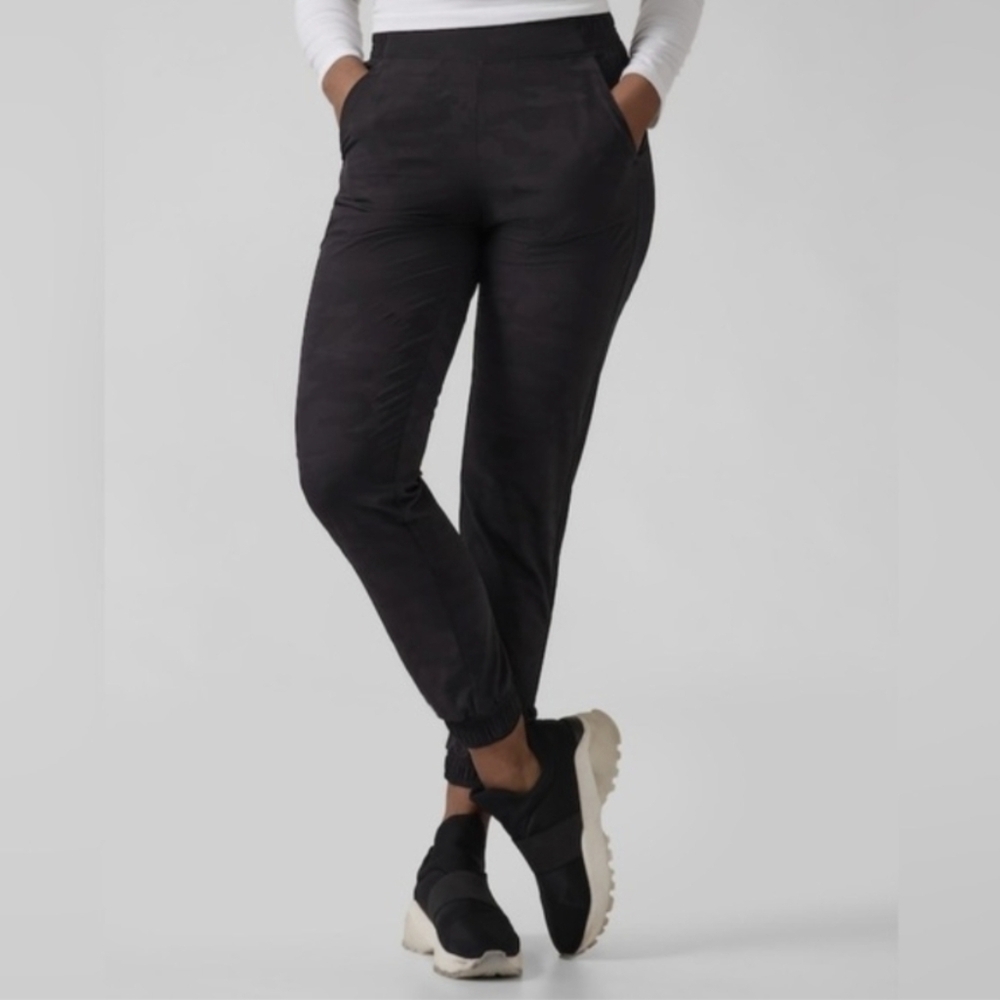 Athleta Brooklyn Textured Lined Joggers, Color Black Camo Size 10T